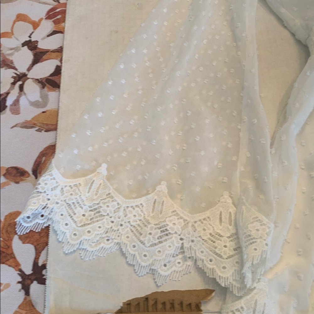 EUC Lulu's White Swiss Dot Lace Bell Sleeve Romper size Small - Picture 5 of 13